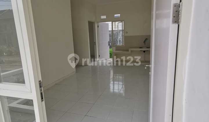 ruang tamu baru gress belum pernah dihuni