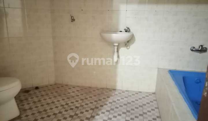 Jemur Andayani House Wonocolo Surabaya 301m2 Freehold Certificate Spacious Building Layout Well-Maintained Near Police Headquarters, Bhayangkara Hospital 2