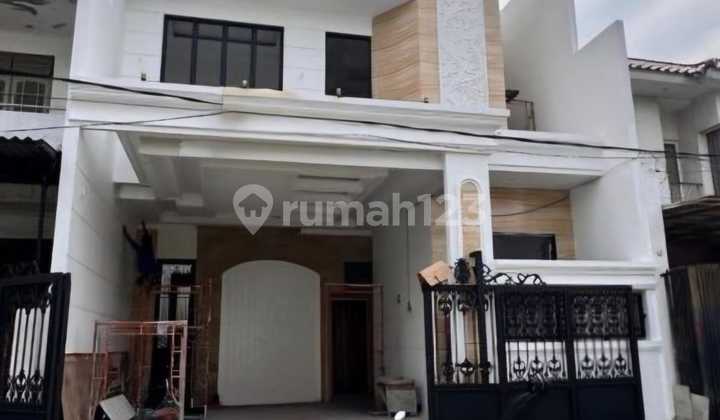 New Gress Classic Mediterranean House, Feel Like the Crazy Rich Oil King of Babatan Beach - Mulyorejo, Surabaya 2