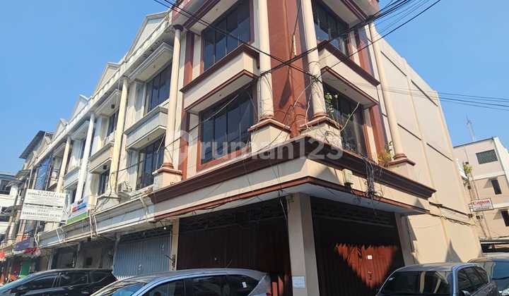 Gateway Waru Sidoarjo Shop House, 3 Floors, SHM Title, Hook, Spacious Parking, Flood-Free Area, Negotiable Price, Eligible for KPR. Gateway Waru Sidoarjo Shop House, 3 Floors, SHM Title, Hook, Spacious Parking, Flood-Free Area, Negotiable Price, Eligible for KPR.