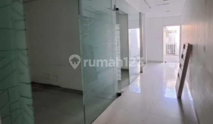 For Rent: 3-Story Ruko Raya Wiyung Surabaya Ready to Use, Facing Main Road, Located in Wiyung Commercial Center 2