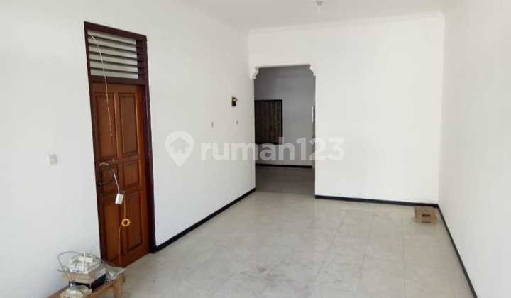 Siap Huni Baru Renov Disewakan Rumah Barata Jaya Surabaya 8X20 Bangunan 1.5 Lantai Siap Huni Baru Renov Disewakan Rumah Barata Jaya Surabaya 8X20 Bangunan 1.5 Lantai
