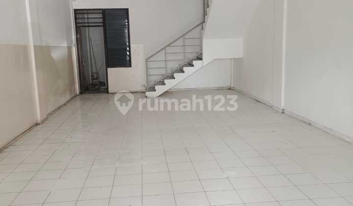 For Rent: 3-Story Wiyung Main Road Shop House in Surabaya, Facing the Main Road, Suitable for Office, Rural Bank, Leasing, Beauty Clinic, etc. 2