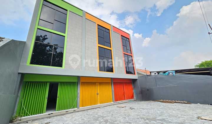 RARE ITEM New 3-Story Shop House, Freshly Built, Rungkut East Surabaya, 5x30, Spacious Parking, Suitable for Clinic, Office, Etc.