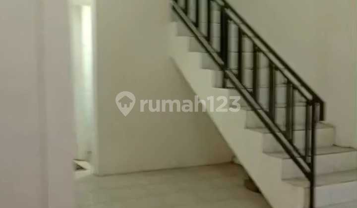 For Rent: 2-Story Shop House in Karah Jambangan, Surabaya, Spacious Parking, Suitable for Office