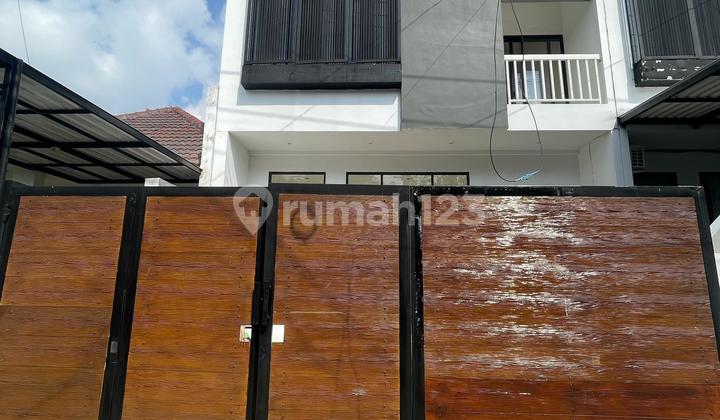 NEAR MCD, SUPERINDO & MERR Brand New Minimalist 2-Story House 7x20 SHM in Rungkut Asri, East Surabaya Top-Quality Materials Price Around 2 Billion 2
