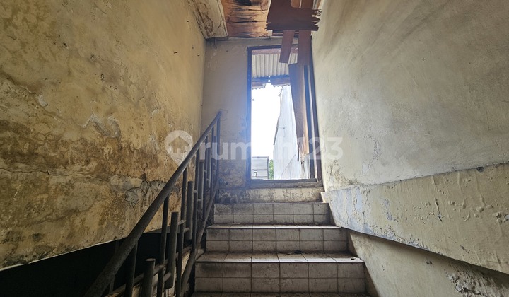 For Rent: Raya Manyar Surabaya 2-Story Shop House, 5m Wide, Business Area with Heavy Traffic, Ready for Profit 2