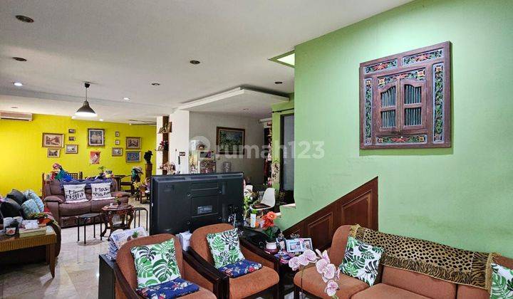 Rumah Asri di Pondok Indah Jakarta Selatan 2 Lantai SHM Bagus 2