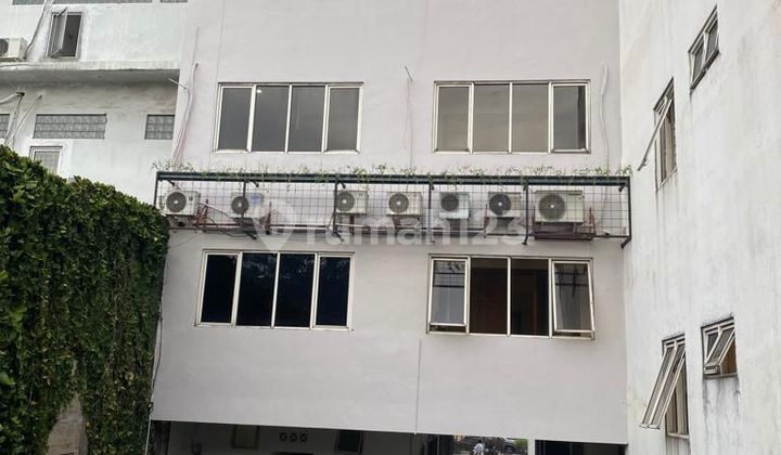 Gedung di Karang Tengah Raya Cilandak Jakarta Selatan 1100 m HGB Bagus