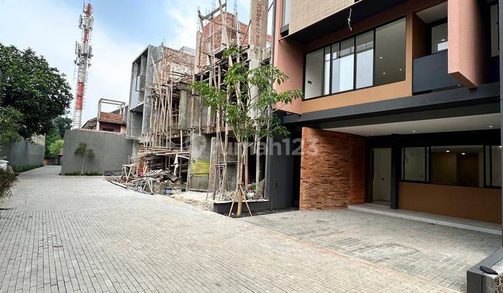 Rumah Cantik Modern di Ampera TB Simatupang Jakarta Selatan 3 Lantai Bagus 1