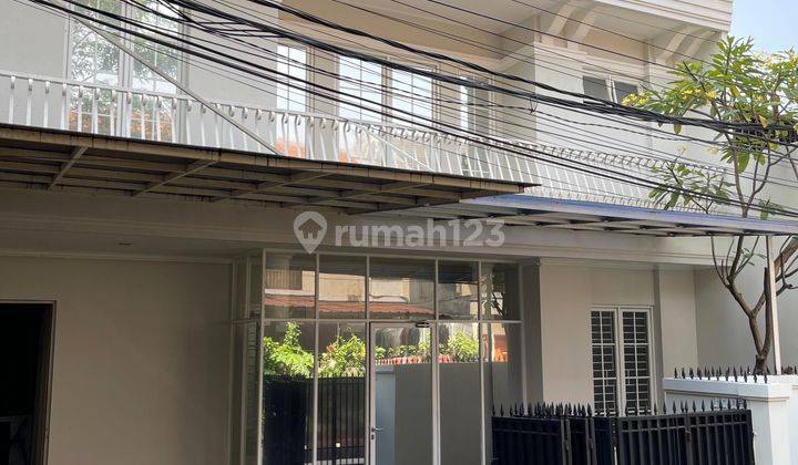 Rumah Modern Classic di Cipete Jakarta Selatan 2 Lantai SHM Bagus 1