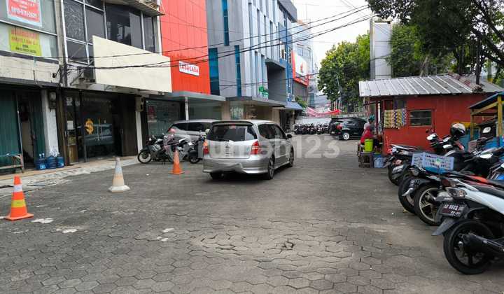 4-Story Shop House + Rooftop in Mampang Prapatan Raya Near Kuningan 4-Story Shop House + Rooftop in Mampang Prapatan Raya Near Kuningan