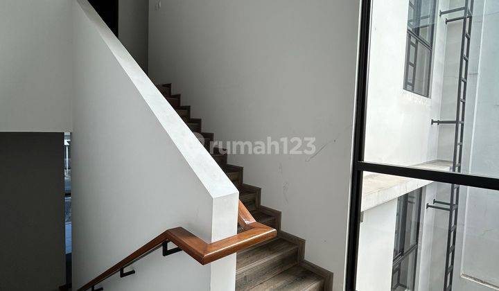 Rumah Modern Eksklusif Dekat Pondok Indah, Lokasi Strategis & Modern! 2