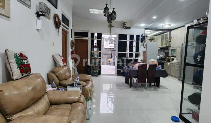 Rumah Nyaman Akses Jalan Beton di Taman Holis Indah 1