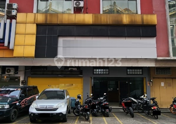 Well-Maintained Commercial Area Shop Houses in Terusan Pasir Koja, 6 Units Available. 2