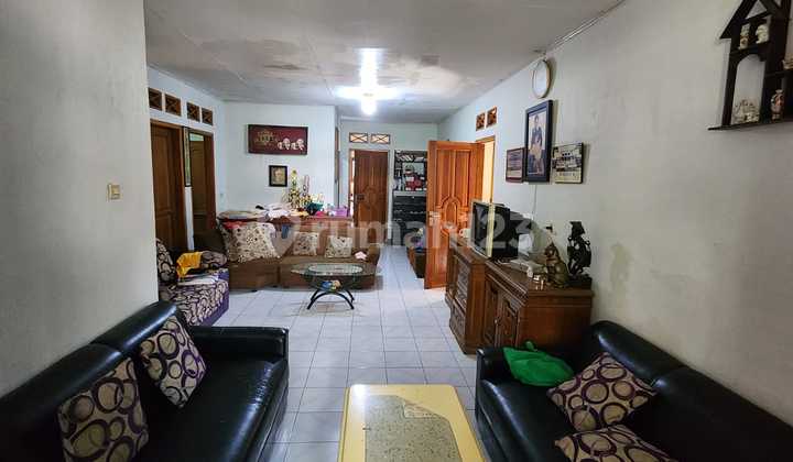 Rumah Luas Lokasi Padat Penduduk di Margahayu Permai