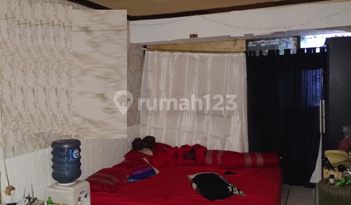 Shop House in the City Center, Suitable for Building a Business in Astana Anyar.