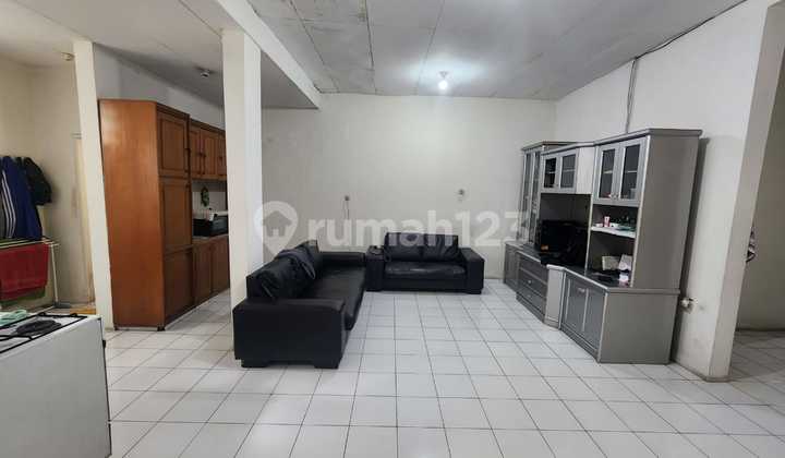 Rumah Terawat Pencahayaan Bagus di Taman Holis Indah 1 2