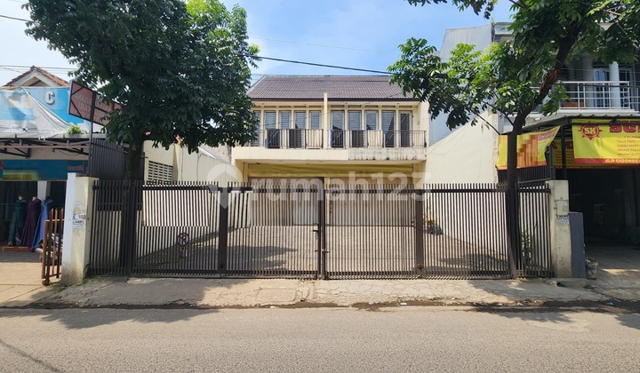 The Shop House is Located in the Textile Fabric Center, a Sturdy Building in Cigondewah The Shop House is Located in the Textile Fabric Center, a Sturdy Building in Cigondewah