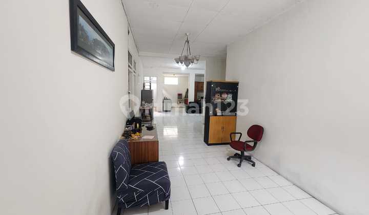 Rumah Terawat Pencahayaan Bagus di Taman Holis Indah 1