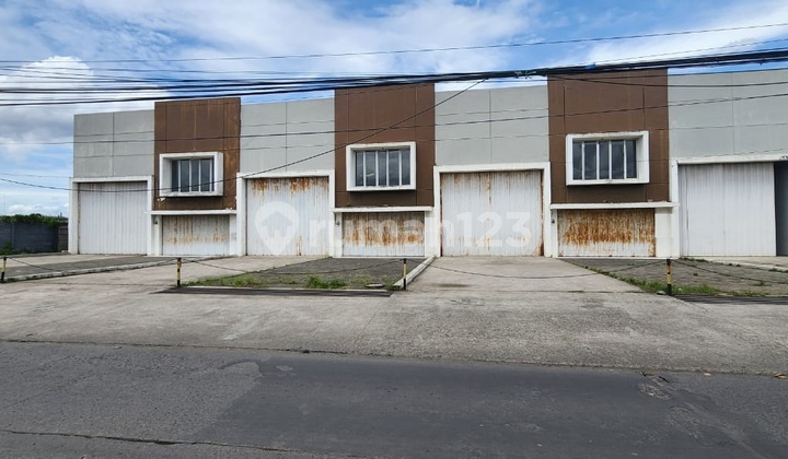 Industrial and Warehouse Area Shophouse in Sapan