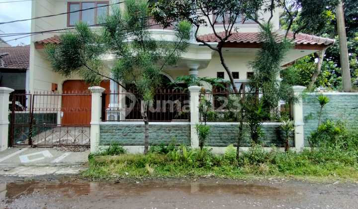 Rumah Hook Cocok Untuk Keluarga Besar di Taman Kopo Indah 2