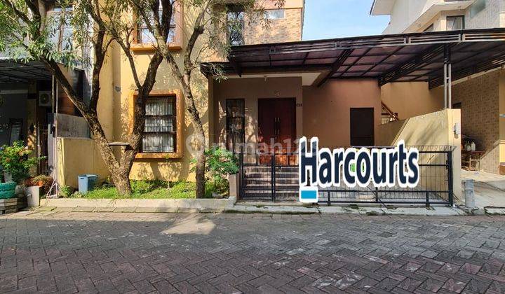 Rumah sewa cantik  2lantai di cluster Solo Baru, semi furniture 1