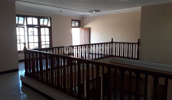 Rumah cantik 2 lantai lokasi strategis tengah kota Solo 4