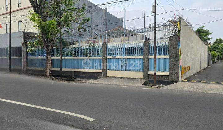 Rumah lama hitung tanah strategis pinggir jalan dekat Solo Baru  1