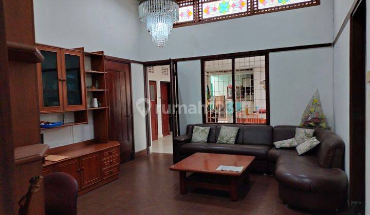 Rumah Desain Belanda Strategis  Sayap Riau  2