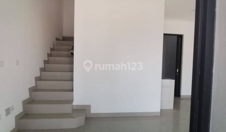 Rumah di Area Pantai Indah Kapuk 2, Hadap Selatan, Harga Murah Dan Siap Huni 8