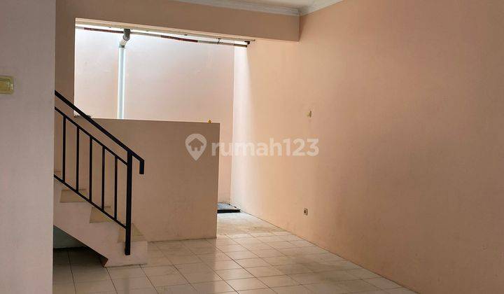 Rumah 2 Lantai, Kondisi Bagus, Siap Huni di Golden Palm 1