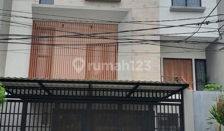 Quick Sale: 3-Story Move-In Ready House in Muara Karang