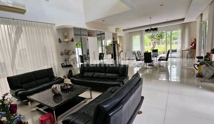 Luxury House with Golf View in Graha Famili 2