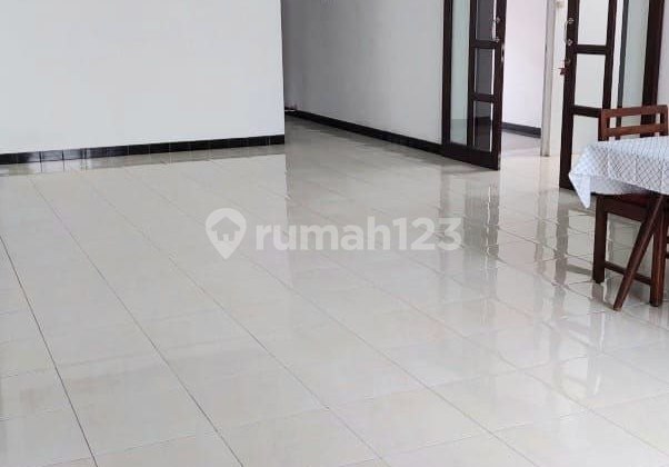 Disewakan Rumah Jemursari Surabaya Lokasi Strategis  2