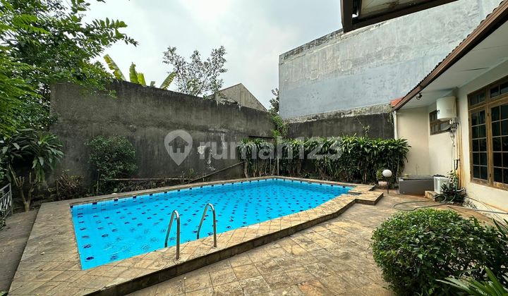 Habitable house in the Kemang area.