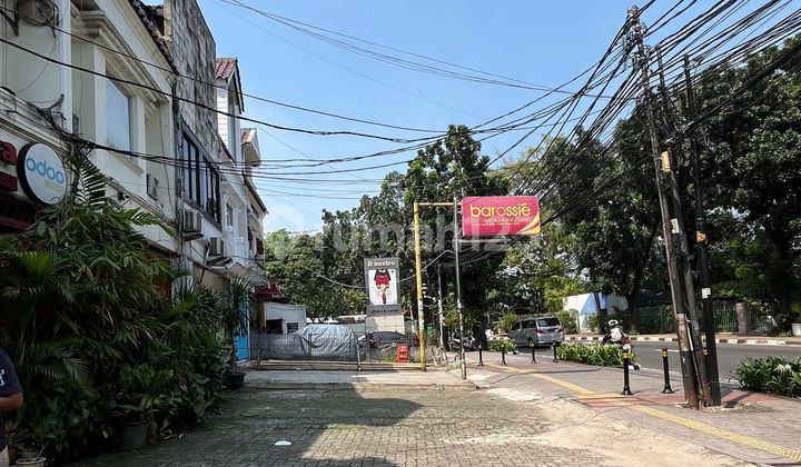 Price reduced for a 3.5-story shophouse in the Kebayoran Baru area. 2