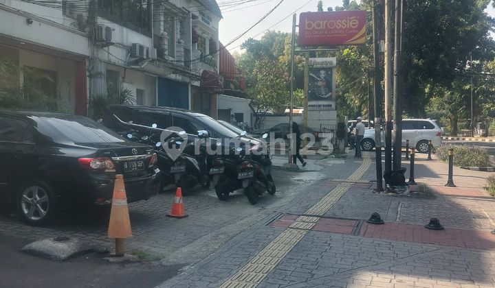 Price reduced for a 3.5-story shophouse in the Kebayoran Baru area. Price reduced for a 3.5-story shophouse in the Kebayoran Baru area.