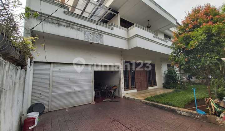 Decent House in Megapolitan Cinerere 2