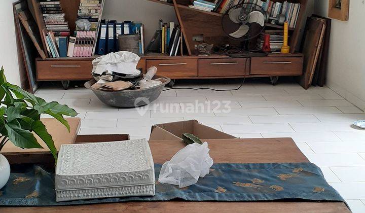 Rumah 2 Lantai Utara Butuh Renovasi 1