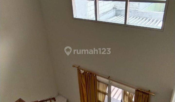 Murah, Rumah 2 Lantai SHM Sudah Renovasi 2