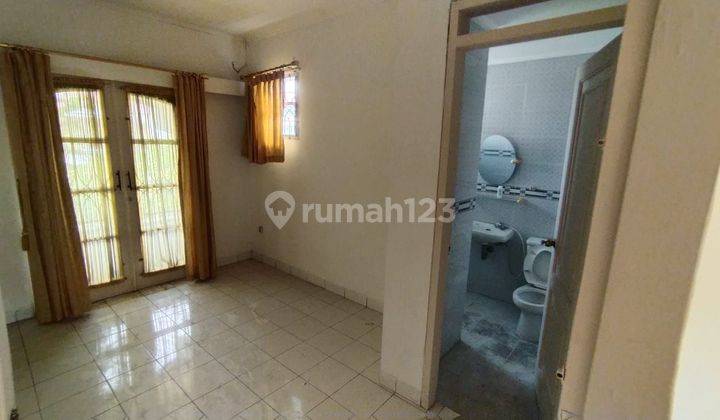 Murah, Rumah 2 Lantai SHM Sudah Renovasi 1