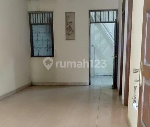 Rumah siap huni kondisi bagus lokasi di Citra Garden 1 2