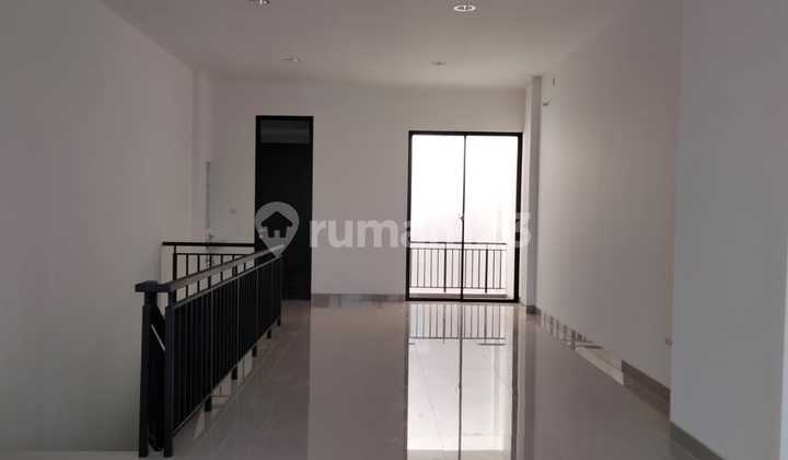 For Rent: Korean Green Lake City Shophouse Facing Boulevard