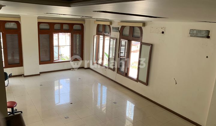 Rumah Besar Posisi Boulevard di Genteng Surabaya Lokasi Strategis 2