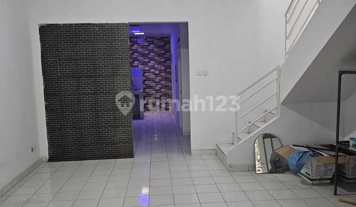 Ready-to-Occupy 2-Story Residence in Taman Royal, Strategic Location 1