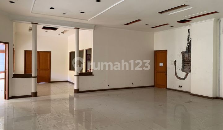 Rumah Besar Posisi Boulevard di Genteng Surabaya Lokasi Strategis