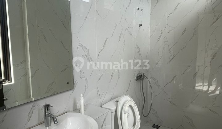 Ready-to-Occupy House in Lavon Swancity Tangerang, Strategic Location Negotiable 2