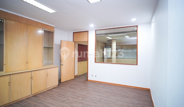 Ruko Gandeng 4 Lantai di Pangeran Jayakarta Jakarta Startegis