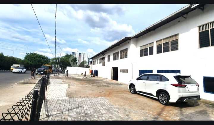 Gedung/gudang/ruang Usaha Siap Pakai Siap Perbaikan Sesuai Kebutuhan Pinggir Jalan Raya Di Jakarta Barat